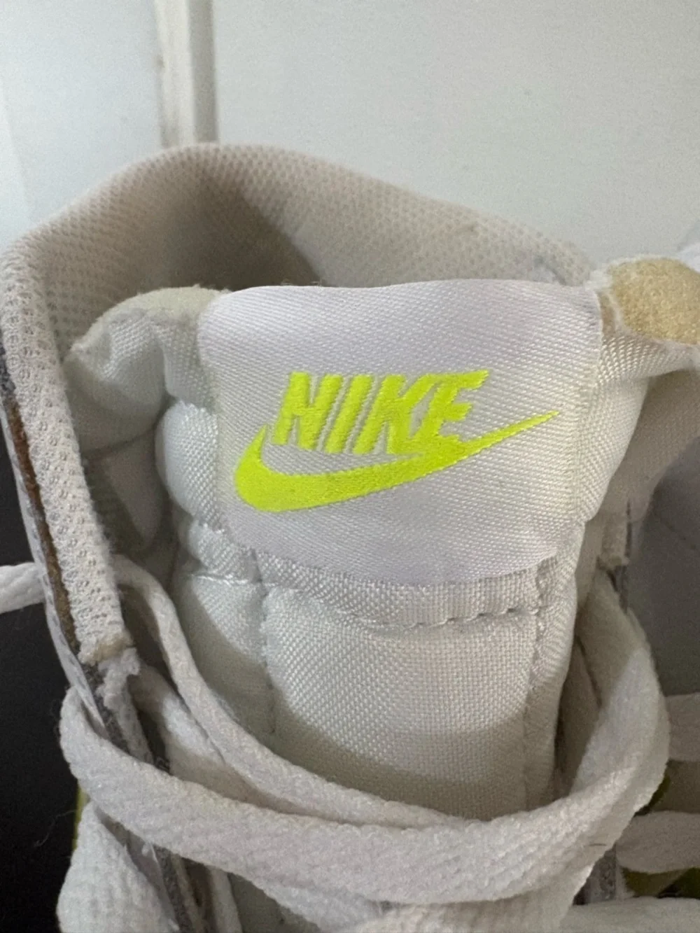 Nike High-Top Sneakers with lemon Yellow Swoosh - Picture 4 of 7